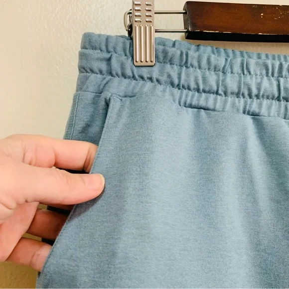 Vuori Women’s Performance Jogger Smoke Blue Heather Drawstring size medium - Picture 3 of 6